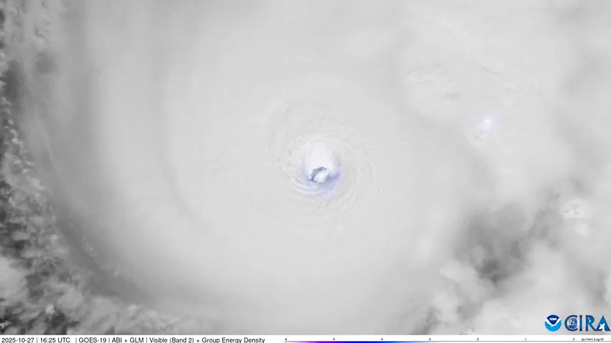 Relámpagos en el ojo del huracán Melissa sobre el mar Caribe, vistos desde el espacio el 27 de octubre de 2025, en esta captura de pantalla de imágenes satelitales - CSU/CIRA y NOAA vía REUTERS
