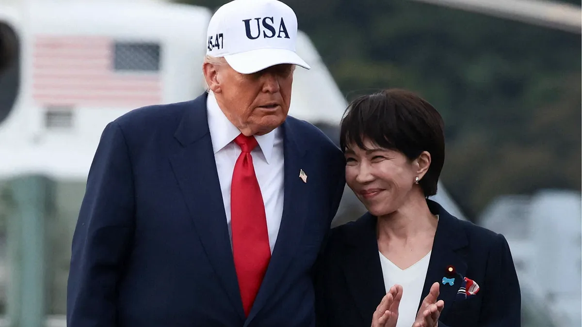 <p paraid="984493204" paraeid="{db4a2c43-59bc-4a1c-9273-78ae92f19ef5}{6}">Donald Trump camina junto a la primera ministra japonesa Sanae Takaichi a bordo del portaaviones USS George Washington durante una visita a la base naval estadounidense de Yokosuka, en Yokosuka (Japón), el 28 de octubre de 2025 - REUTERS/EVELYN HOCKSTEIN </p>
