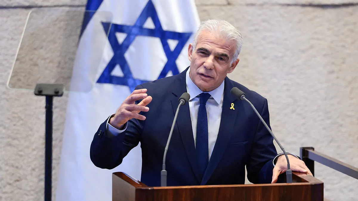 <p>El líder de la oposición israelí, Yair Lapid, interviene en la Knesset el día del discurso del presidente estadounidense Donald Trump, en el marco del acuerdo de intercambio de prisioneros y rehenes y de alto el fuego entre Israel y Hamás, negociado por Estados Unidos, en Jerusalén, 13 de octubre de 2025 - REUTERS/ EVELYN HOCKSTEIN</p>
