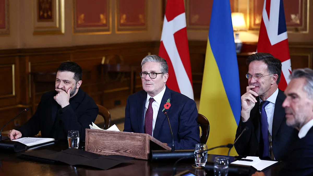 <p>El primer ministro británico, Keir Starmer, se sienta con el presidente de Ucrania, Volodimir Zelenski, y el secretario general de la OTAN, Mark Rutte; la primera ministra de Dinamarca, Mette Frederiksen; y el primer ministro holandés, Dick Schoof, frente a una pantalla con otros participantes que se unen por videoconferencia mientras dirige una reunión de la Coalición de la Voluntad de socios internacionales sobre Ucrania en el Ministerio de Asuntos Exteriores, Commonwealth y Desarrollo (FCDO) en Londres, Reino Unido, el 24 de octubre de 2025 - Henry Nicholls vía REUTERS</p>
