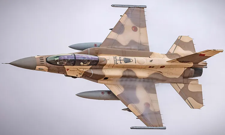 <p>Un avión de combate F-16 Fighting Falcon de la Real Fuerza Aérea Marroquí sobrevuela la región de Tan-Tan, en el suroeste de Marruecos, durante el ejercicio militar León Africano, el 18 de junio de 2021 - PHOTO/ ARCHIVO </p>
