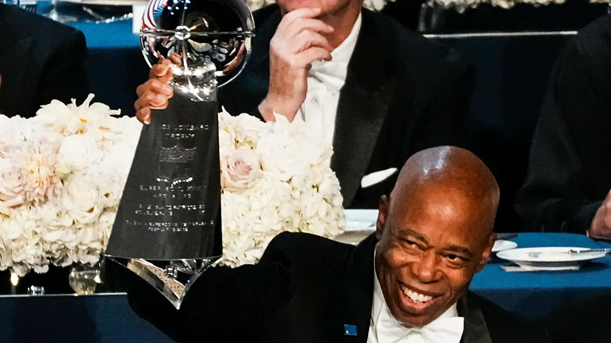 <p>El alcalde de la ciudad de Nueva York, Eric Adams, sostiene uno de los trofeos del Super Bowl de los New England Patriots durante la 80.ª cena anual de la Fundación Memorial Alfred E. Smith en el Waldorf Astoria de la ciudad de Nueva York, EE. UU., el 16 de octubre de 2025 - REUTERS/ EDUARDO MUÑOZ</p>
