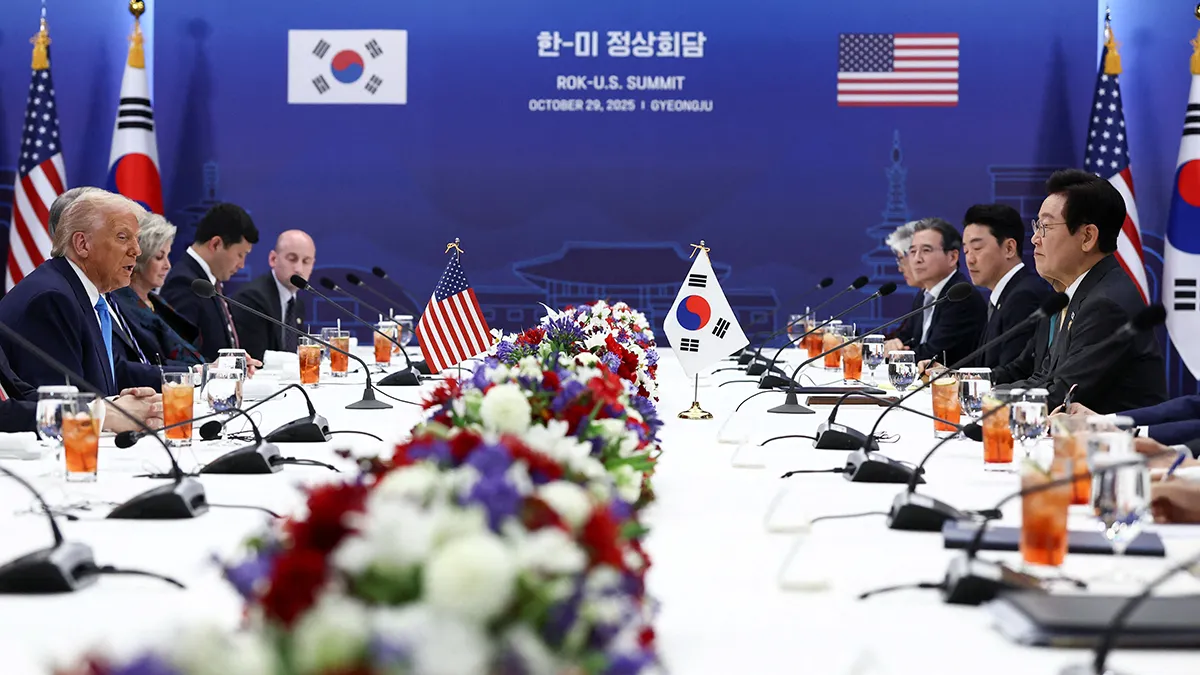 El presidente de Estados Unidos, Donald Trump, asiste a una reunión con el presidente de Corea del Sur, Lee Jae Myung, en el marco de la cumbre de líderes de la Cooperación Económica Asia-Pacífico (APEC) en Gyeongju, Corea del Sur, el 29 de octubre de 2025 - PHOTO/ EVELYN HOCKSTEIN via REUTERS