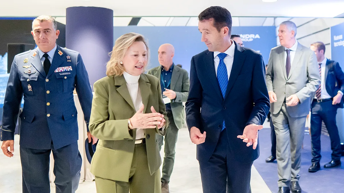 Acompañada por su jefe de Gabinete Técnico, el general de División del Aire Antonio Guerrero, la secretaria de Estado de Defensa, Amparo Valcarce, acaba de solicitar al presidente de Indra que ejerza el liderazgo del sector - PHOTO/MDE