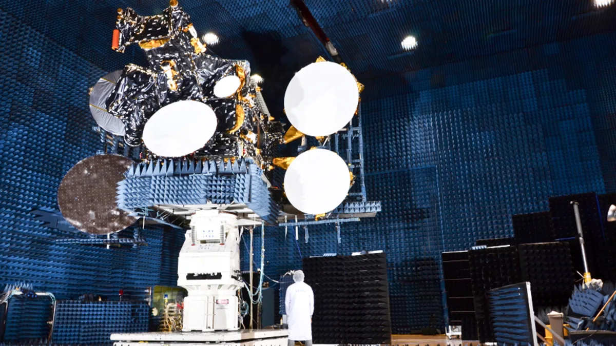 Hispasat forma parte del consorcio europeo SpaceRISE como responsable de diseñar, desarrollar e implementar el segmento terreno de IRIS2, la futura constelación de comunicaciones seguras de la UE. En imagen, el satélite Amazonas 3 - PHOTO/Hispasat