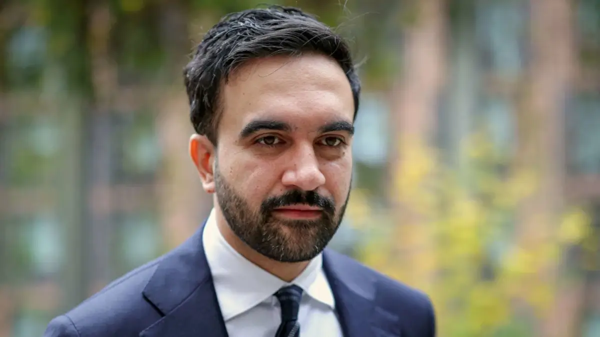 El candidato demócrata a la alcaldía de Nueva York, Zohran Mamdani, durante un acto en el barrio Lower East Side de Manhattan, el 31 de octubre de 2025 - REUTERS/BRENDAN McDERMID