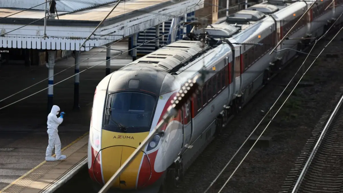 Un agente forense inspecciona el tren de la London North Eastern Railway en el que se produjeron los ataques, cerca de Cambridge, Reino Unido, el 2 de noviembre de 2025 - REUTERS/JACK TAYLOR