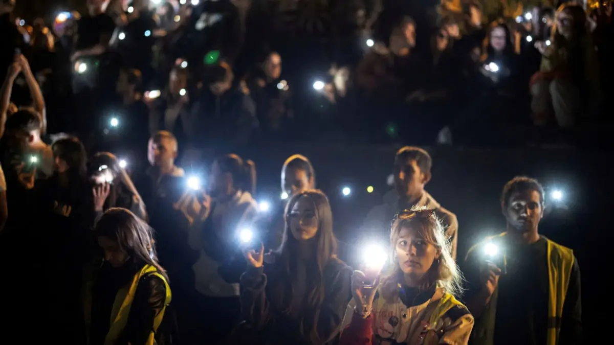 <p>Ciudadanos serbios durante el homenaje a las víctimas del accidente de Novi Sad, Serbia el 1 de noviembre de 2025 - REUTERS / Marko Djurica</p>
