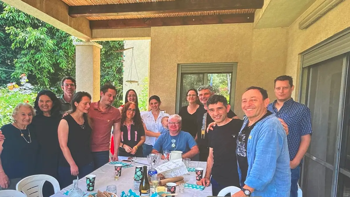 Fotografía de los doce historietistas que han alumbrado el proyecto