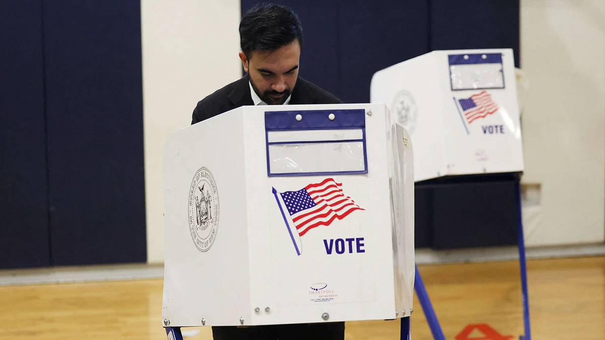 El candidato demócrata a la alcaldía de Nueva York, Zohran Mamdani, vota en las elecciones a la alcaldía de Nueva York, Estados Unidos, el 4 de noviembre de 2025 - REUTERS/ KYLIE COOPER