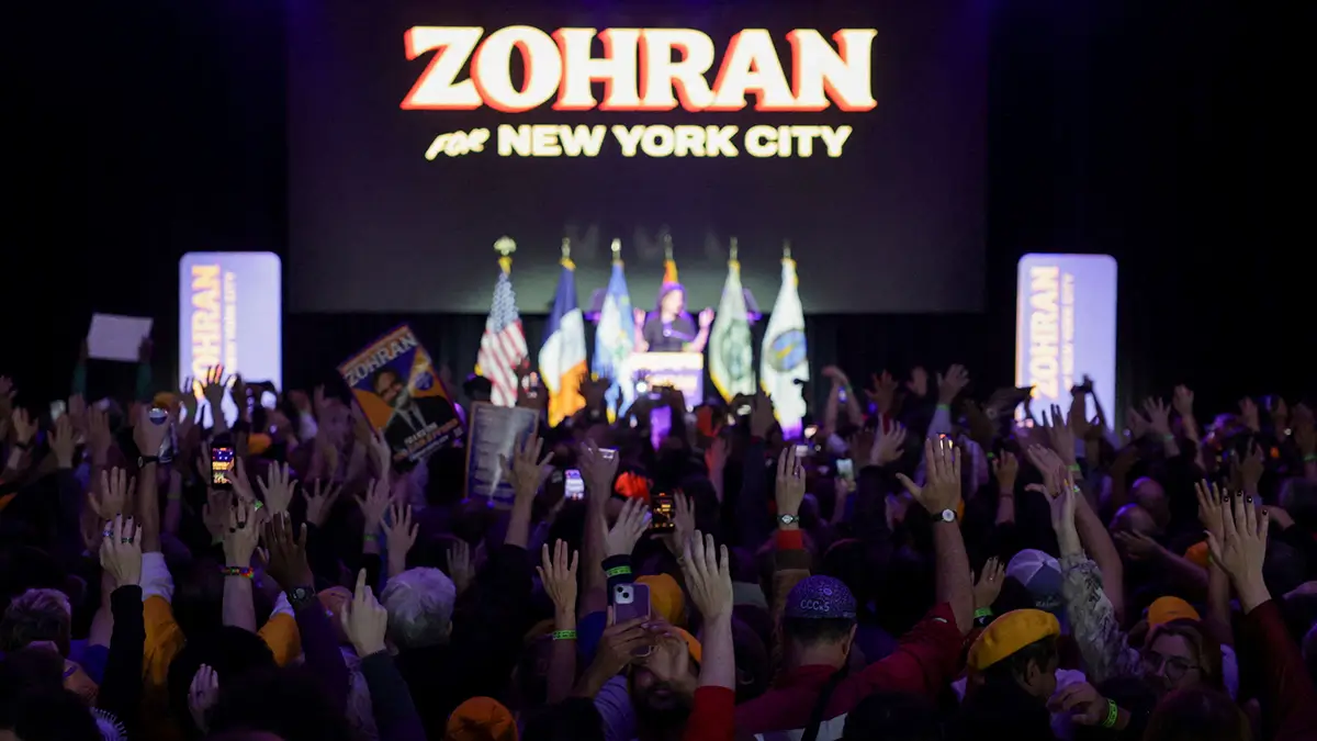 Los seguidores reaccionan después de que el candidato demócrata a la alcaldía de Nueva York, Zohran Mamdani, ganara las elecciones en Nueva York, Estados Unidos, el 4 de noviembre de 2025 - REUTERS/ JEENAH MOON