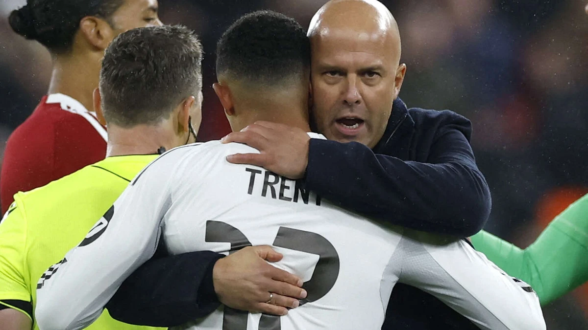 <p>El entrenador del Liverpool, Arne Slot, abraza a Trent Alexander-Arnold, del Real Madrid, al final del partido - Imágenes de Action  vía REUTERS/ JASON CAIRNDUFF </p>
