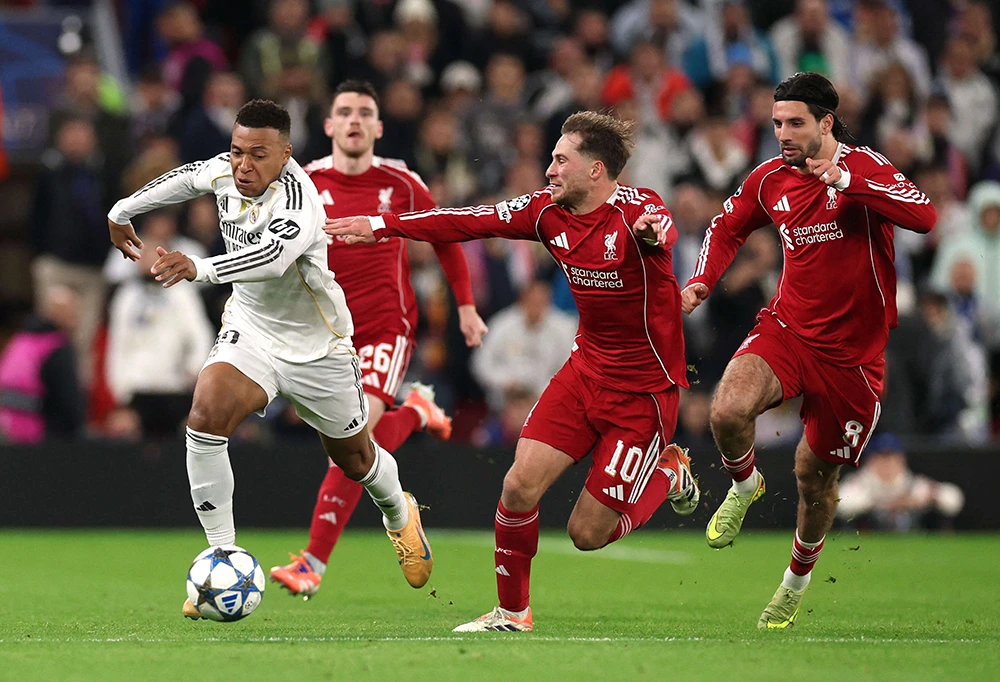 <p>Kylian Mbappé, del Real Madrid, en acción con Alexis Mac Allister, del Liverpool - REUTERS/ PHIL NOBLE </p>
