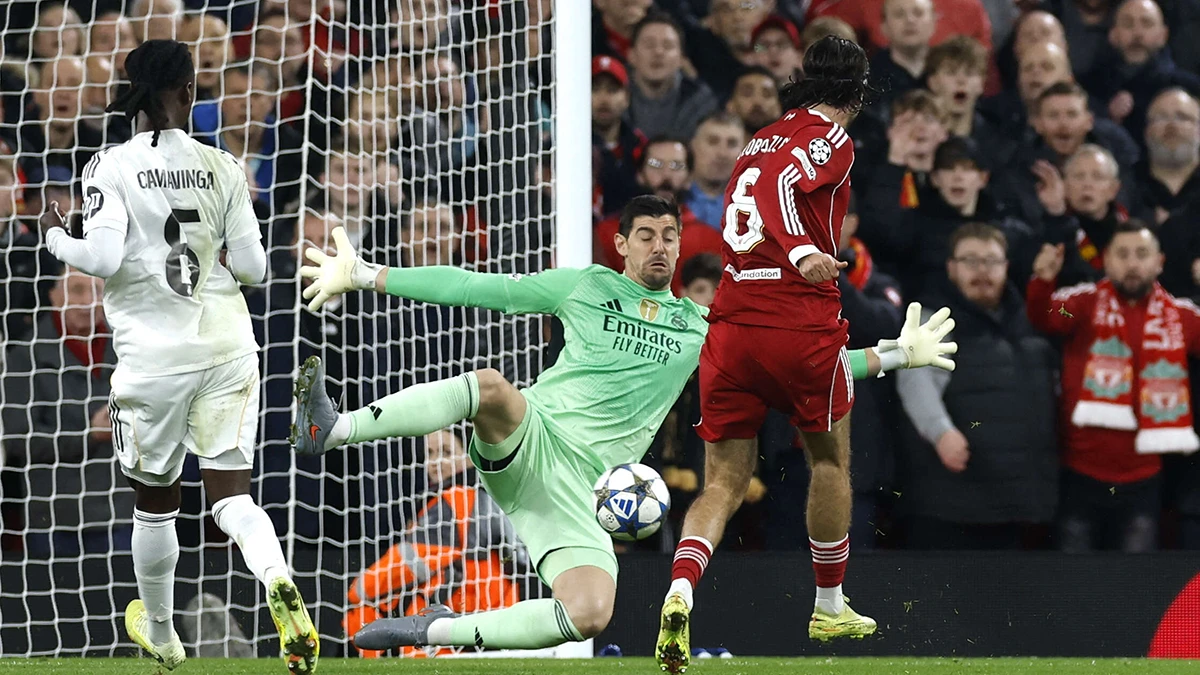 <p>Thibaut Courtois mientras detiene un disparo de Dominik Szoboszlai, del Liverpool - Imágenes de Action vía REUTERS/ JASON CAIRNDUFF </p>
