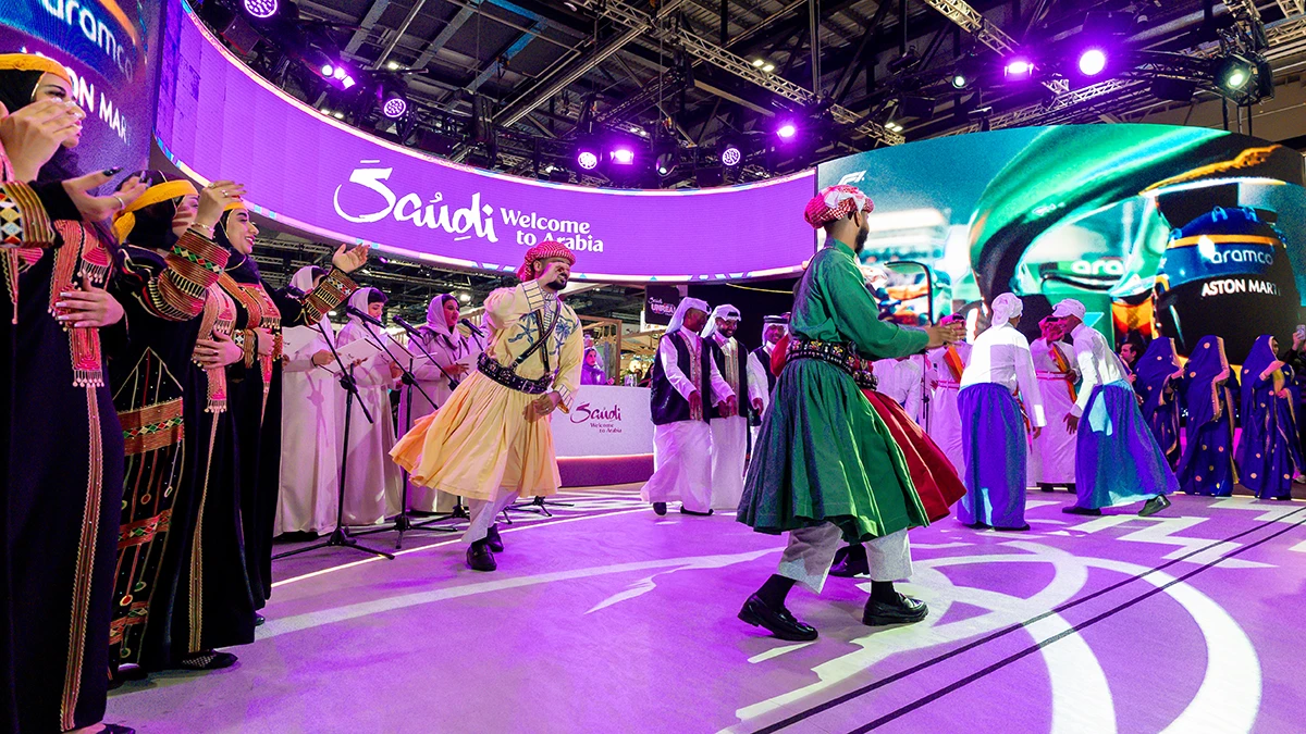 Los artistas tradicionales saudíes cautivan a los visitantes en el pabellón “Saudi Land”, donde muestran el rico patrimonio, las experiencias culturales y la auténtica alegría de Arabia Saudí como parte de su calendario Unreal Calendar en la WTM London 2025
