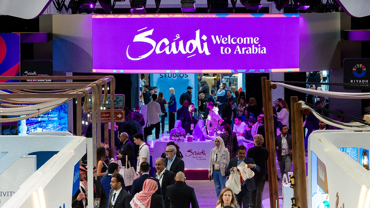 Los visitantes exploran el pabellón “Saudi Land” en la WTM London 2025, donde se muestran los destinos de primer nivel y las experiencias auténticas de Arabia Saudí