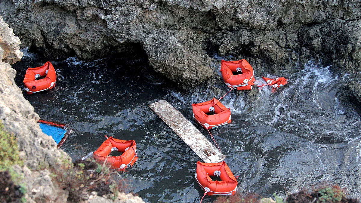 <p>Fotografía de archivo, dispositivos de flotación en la zona donde volcó una embarcación de migrantes frente a la costa italiana, en la isla de Lampedusa, Italia - REUTERS/ MAURO BUCCARELLO</p>
