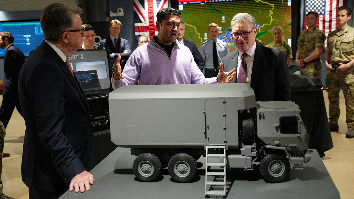 El primer ministro británico, Keir Starmer, visita la sede de Palantir Technologies junto con empleados de la empresa y personal militar británico en Washington D. C., Estados Unidos, el 27 de febrero de 2025 - PHOTO/ CARL COURT via REUTERS