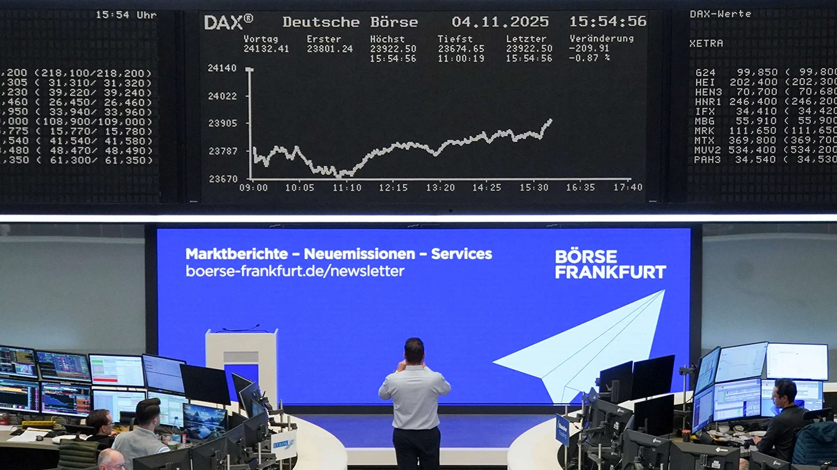 <p>El gráfico del índice bursátil alemán DAX se muestra en la bolsa de valores de Fráncfort, Alemania, el 4 de noviembre de 2025 - PHOTO/REUTERS</p>
