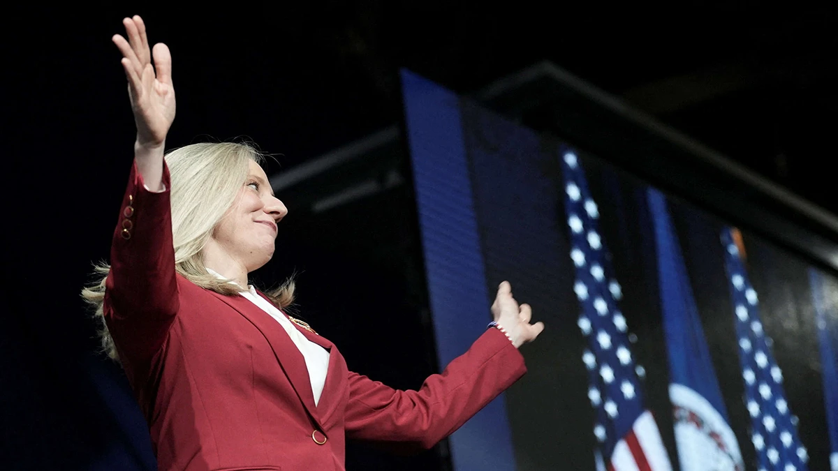 <p>La demócrata Abigail Spanberger, en las elecciones a gobernador de Virginia, celebradas en Richmond, Virginia (EE. UU.), el 4 de noviembre de 2025 - REUTERS/ JAY PAUL</p>
