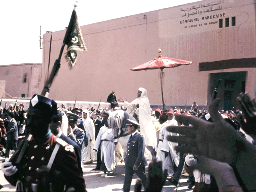 <p>El rey Hassan II saludando al público de camino a la oración en Marrakech, en 1967 - PHOTO/ Fritz Rudolf Loewa - Trabajo propio, CC BY-SA 3.0, <a target="_blank"  data-cke-saved-href="https://commons.wikimedia.org/w/index.php?curid=14705511" href="https://commons.wikimedia.org/w/index.php?curid=14705511">https://commons.wikimedia.org/w/index.php?curid=14705511</a>  </p>
