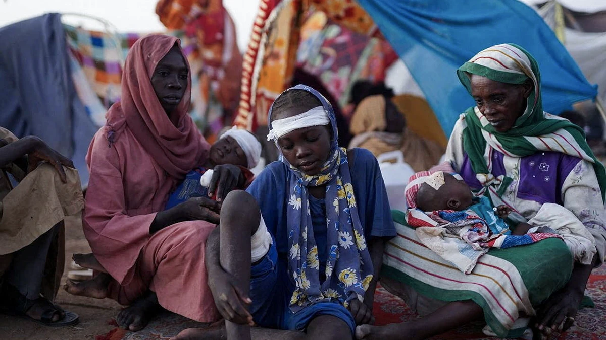 <p>Familia en un campamento para personas desplazadas que huyeron de Al-Fashir a Tawila, Darfur del Norte, Sudán, el 27 de octubre de 2025 - REUTERS/ MOHAMED JAMAL </p>

