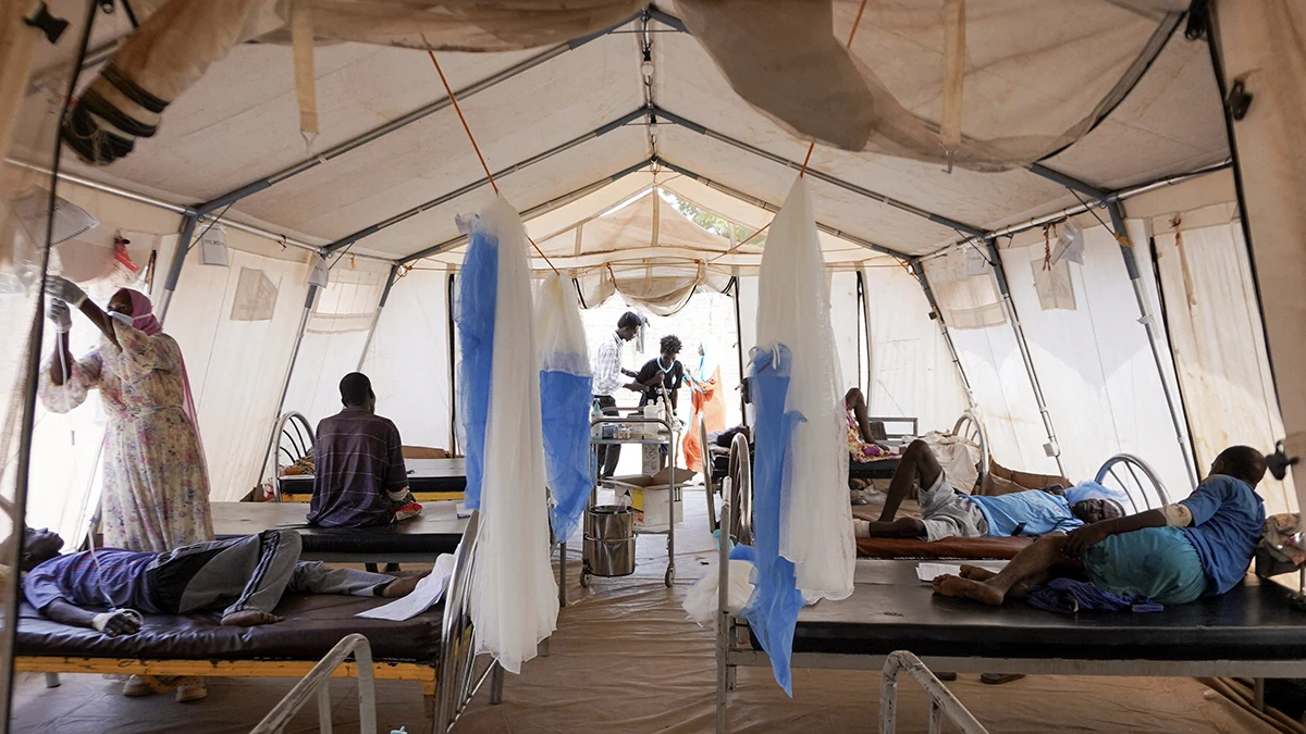 <p>Los sudaneses desplazados y heridos que huyeron de la violencia en Al-Fasher reciben tratamiento en una clínica improvisada gestionada por Médicos Sin Fronteras (MSF), en medio de los continuos enfrentamientos entre las Fuerzas de Apoyo Rápido (RSF) paramilitares y el Ejército sudanés, en Tawila, Darfur del Norte, Sudán, el 3 de noviembre de 2025 - REUTERS/ MOHAMED JAMAL </p>
