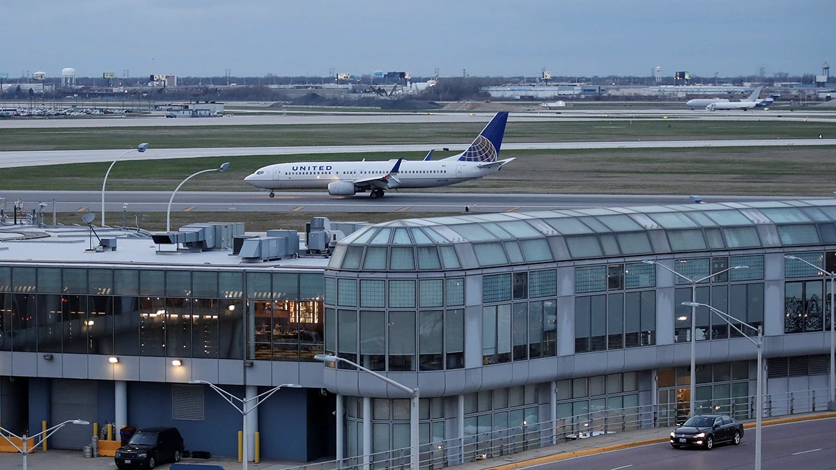 Un avión Boeing 737-800 de United Airlines aterriza en el Aeropuerto Internacional O'Hare de Chicago, Illinois, EE. UU - REUTERS/ KAMIL KRZACZYNSKI