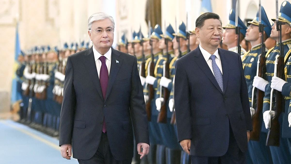 El presidente de Kazajistán, Kassym-Jomart Tokayev, y el presidente de China, Xi Jinping, pasan junto a la guardia de honor durante una ceremonia de bienvenida antes de sus conversaciones en Astana, Kazajistán, el 3 de julio de 2024 - Press Service of the President of Kazakhstan via REUTERS