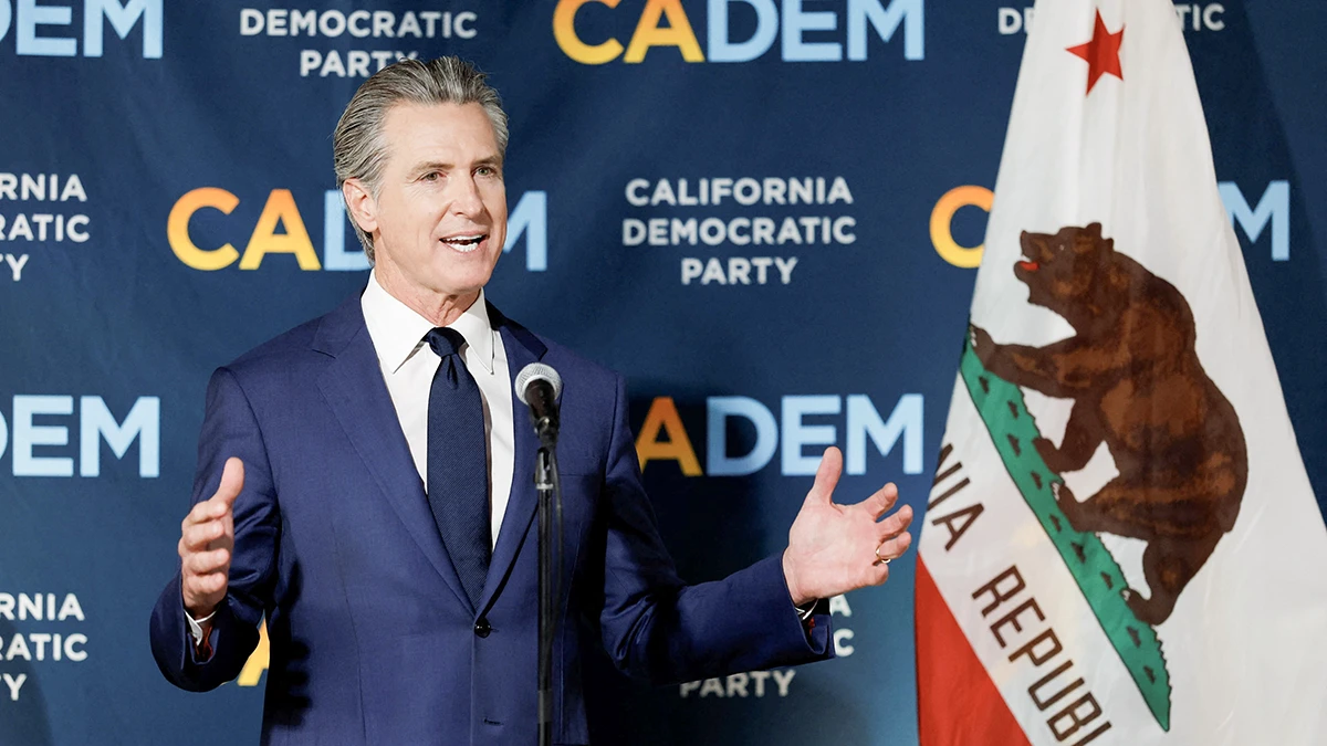 El gobernador de California, Gavin Newsom, habla tras las elecciones especiales de California sobre la Proposición 50, una medida que rediseñaría temporalmente los distritos electorales, en la sede del Partido Demócrata de California en Sacramento, California, EE. UU., el 4 de noviembre de 2025 - REUTERS/ FRED GREAVES