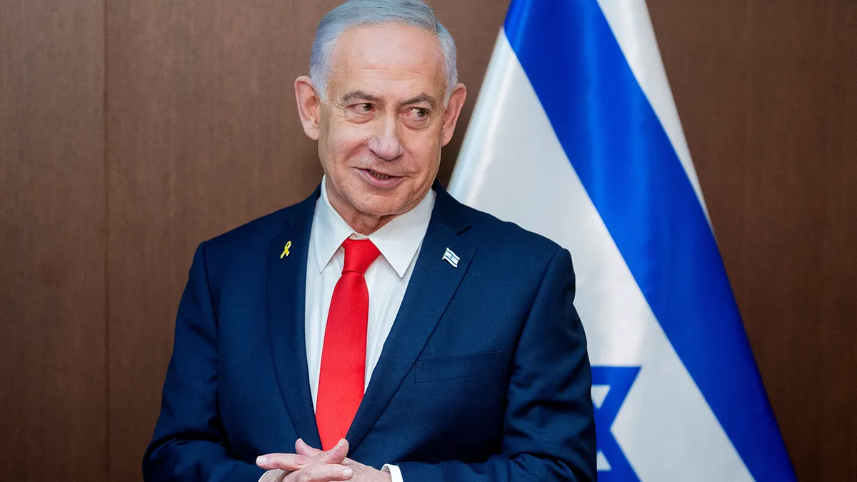 El primer ministro israelí, Benjamin Netanyahu, habla durante una reunión con el vicepresidente estadounidense, J. D. Vance (no aparece en la foto), en la Oficina del Primer Ministro en Jerusalén, el 22 de octubre de 2025 - PHOTO/ NATHAN HOWARD