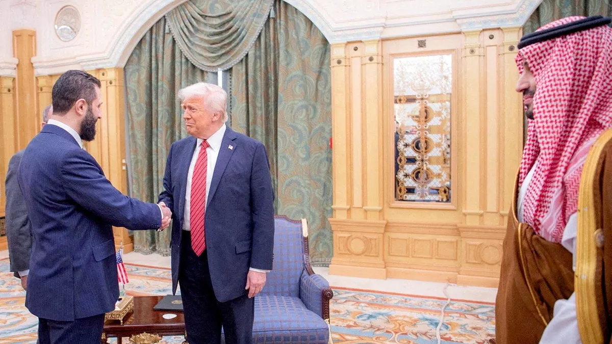 <p>El presidente estadounidense Donald Trump se reúne con el presidente sirio Ahmed al-Sharaa en Riad, Arabia Saudí, en esta fotografía distribuida el 14 de mayo de 2025 - Agencia de Prensa Saudí/Distribuida vía REUTERS</p>
