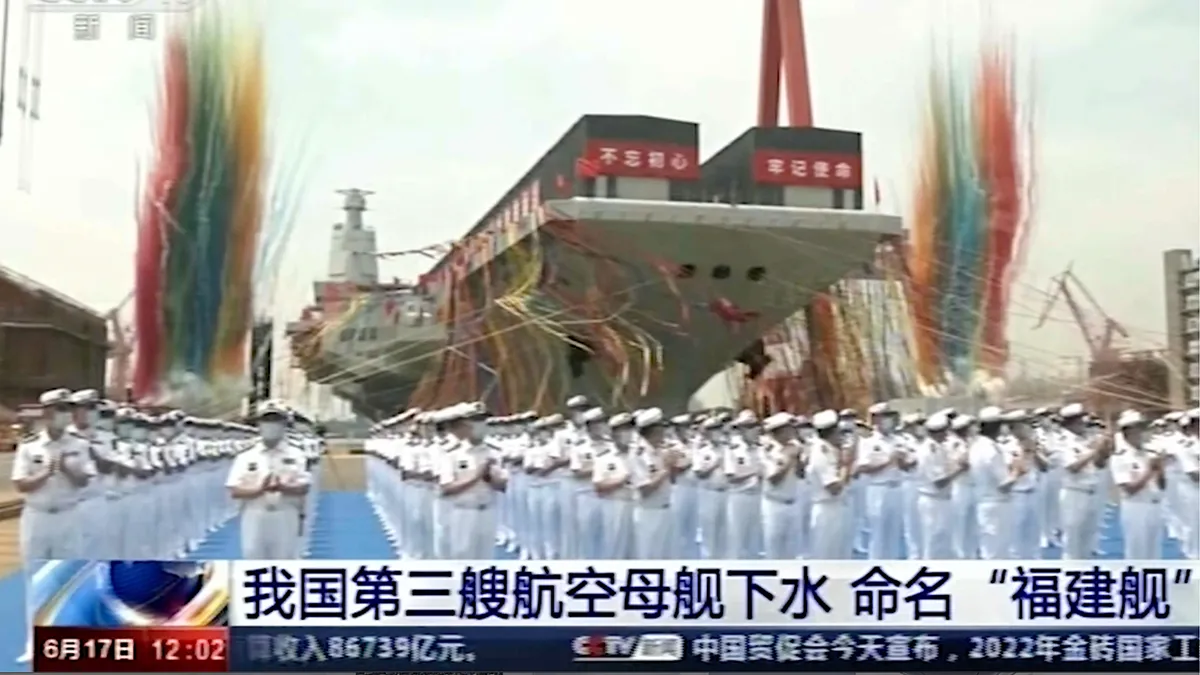 <p>En esta imagen, tomada de un video transmitido por la CCTV de China, marineros aplauden durante la botadura del tercer portaaviones chino, el Fujian, en un dique seco en Shanghái el viernes 17 de junio de 2022 - PHOTO/ CCTV vía AP</p>
