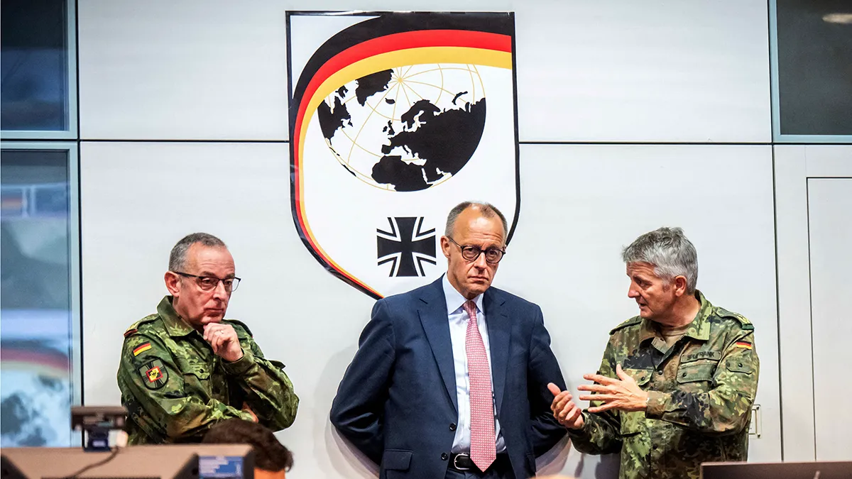 <p>El canciller alemán Friedrich Merz conversa con el comandante del Comando Operacional, Alexander Sollfrank, durante una visita al Comando Operacional de las Fuerzas Armadas Alemanas en Schwielowsee, cerca de Berlín - PHOTO/ Michael Kappeler vía REUTERS</p>
