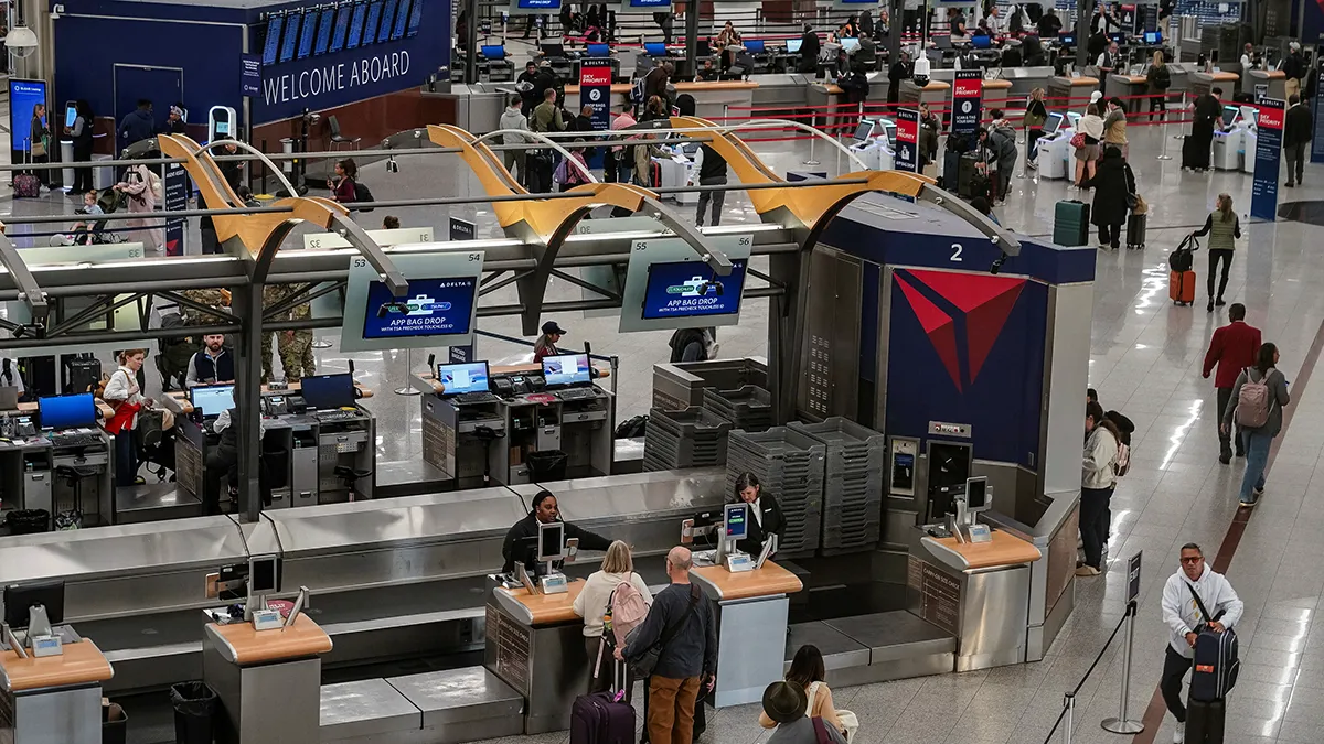 <p>Viajeros enfrentan tráfico en el Aeropuerto Internacional Hartsfield-Jackson de Atlanta tras el anuncio de una posible reducción del 10 % de vuelos en EE. UU. por el cierre del gobierno - REUTERS/ELIJAH NOUVELAGE </p>
