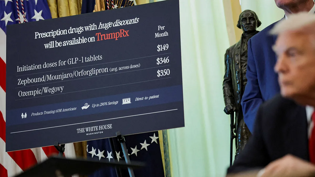 <p>Cartel exhibido en un evento de Donald Trump en la Casa Blanca para anunciar un acuerdo con Eli Lilly y Novo Nordisk para reducir el precio de los fármacos para bajar de peso GLP-1 - REUTERS/ JONATHAN ERNST</p>
