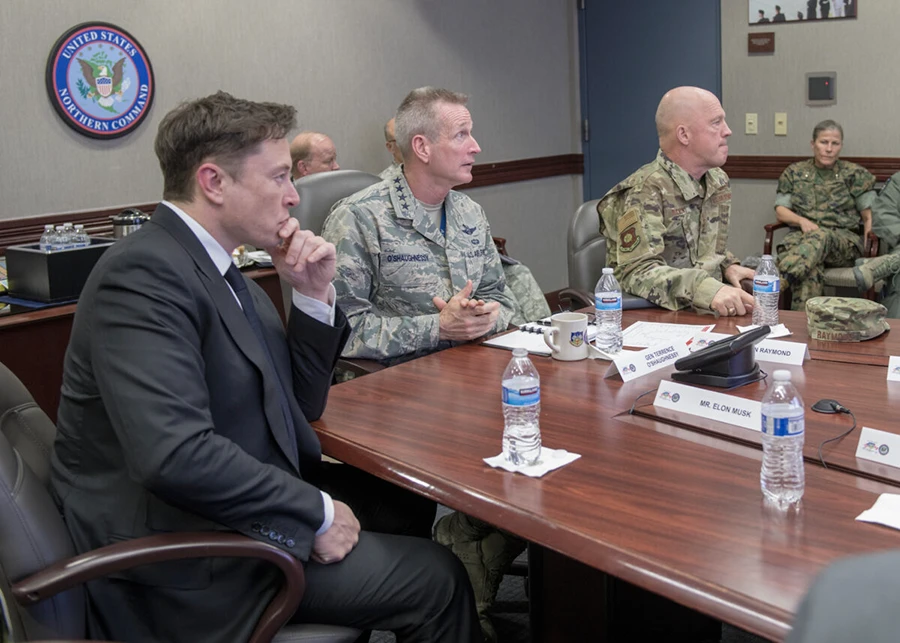 Elon Musk cuenta con la confianza de los altos mandos de la Fuerza Espacial y del Departamento de Guerra para efectuar los lanzamientos de satélites espía amparados por el secreto de la seguridad nacional - PHOTO/US Space Force