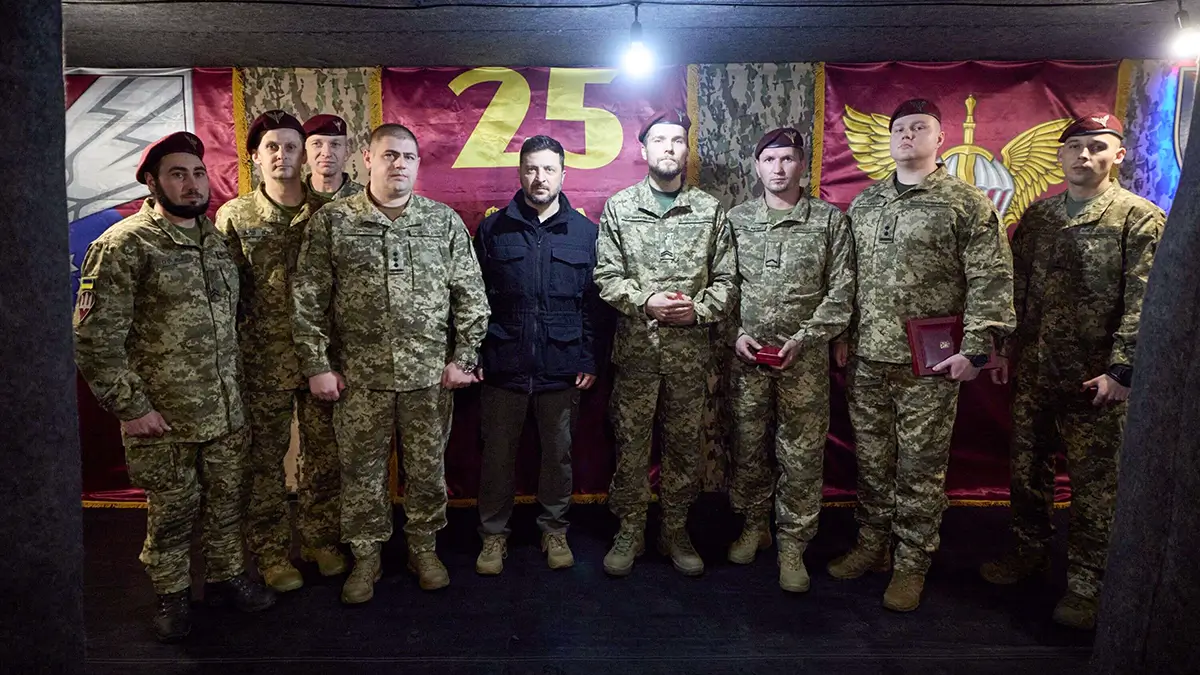 Esta fotografía tomada y publicada por el Servicio de Prensa Presidencial de Ucrania el 4 de noviembre de 2025 muestra al presidente ucraniano Volodymyr Zelensky (C) posando  con militares del frente de la 25.ª Brigada Aerotransportada Independiente de Sicheslav - PHOTO/ Servicio de prensa presidencial ucraniano