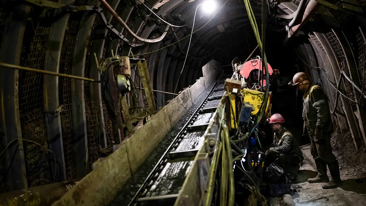 Mineros trabajando en una mina de carbón, en medio del ataque de Rusia a Ucrania, en la región de Dnipropetrovsk, Ucrania - REUTERS/ VIACHESLAV RATYNSKYKI2