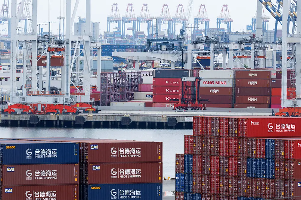 Contenedores chinos en el puerto de Los Ángeles, en Wilmington, California (EE. UU.), el 5 de noviembre de 2025 - REUTERS/ MIKE BLAKE