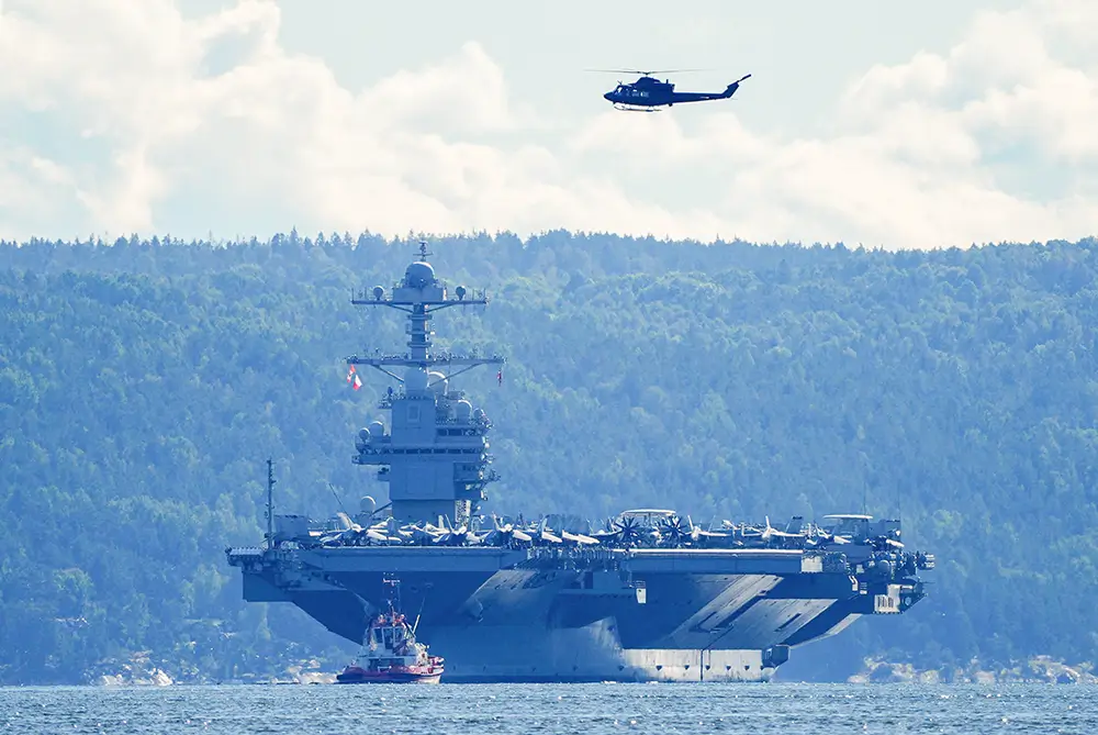<p>El buque de guerra más grande del mundo, el portaaviones estadounidense USS Gerald R. Ford, saliendo del fiordo de Oslo en Nesodden y Bygdoy, Noruega, el 17 de septiembre de 2025 - PHOTO/ NTB/Lise Aserud vía REUTERS</p>
