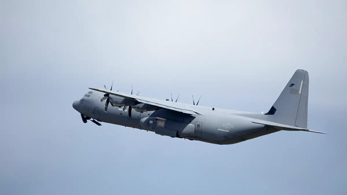 Un avión C-130J Hércules de la Fuerza Aérea de los Estados Unidos despega de la antigua base militar Roosevelt Roads en Ceiba, Puerto Rico, el 12 de septiembre de 2025 - REUTERS/ RICARDO ARDUENGO