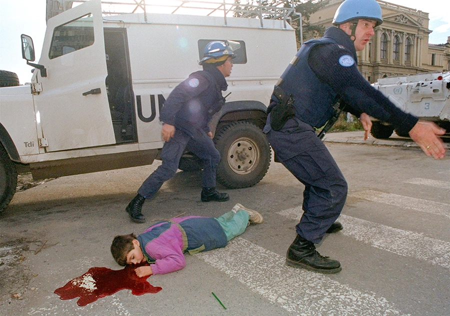 <p>El niño fue asesinado por un francotirador que disparó desde un edificio de apartamentos situado en la famosa Avenida de los Francotiradores, en el centro de la ciudad. Los bomberos acudieron a su lado casi de inmediato, pero el niño falleció - AP/ENRIC MARTI</p>
