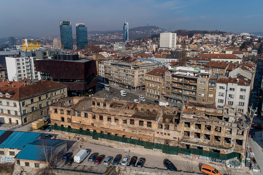 Los serbobosnios sitiaron Sarajevo a principios de la década de 1990, dejando a unas 350.000 personas atrapadas en la ciudad, sometidas a bombardeos diarios y ataques de francotiradores, y aisladas del acceso regular a la electricidad, los alimentos, el agua, los medicamentos y el mundo exterior - AP/ ARMIN DURGUT