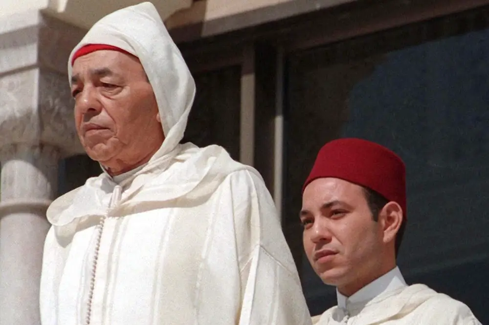 Fotografia de archivo, el rey Hassan II de Marruecos (izquierda), acompañado por su hijo, el príncipe Sidi Mohammed el 3 de marzo de 1997 - PHOTO/ ARCHIVO