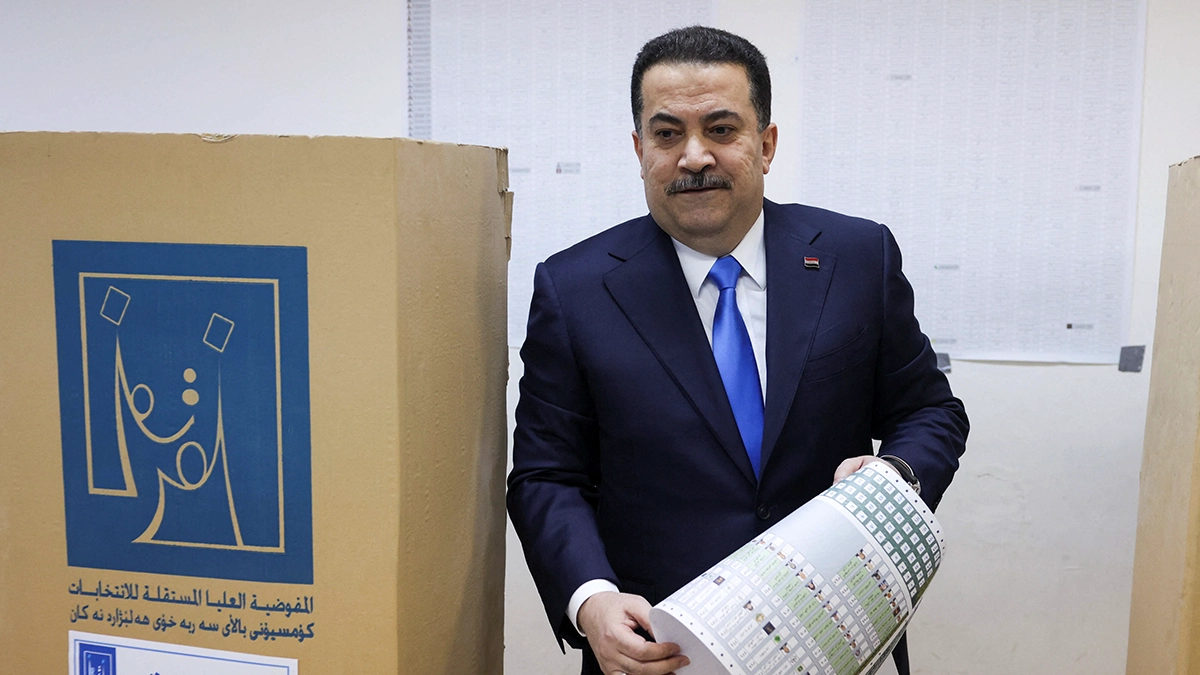 <p>El primer ministro iraquí, Mohammed Shia al-Sudani, vota en un colegio electoral de la Zona Verde durante las elecciones parlamentarias, en Bagdad, Irak, el 11 de noviembre de 2025 - REUTERS/ AHMED SAAD</p>
