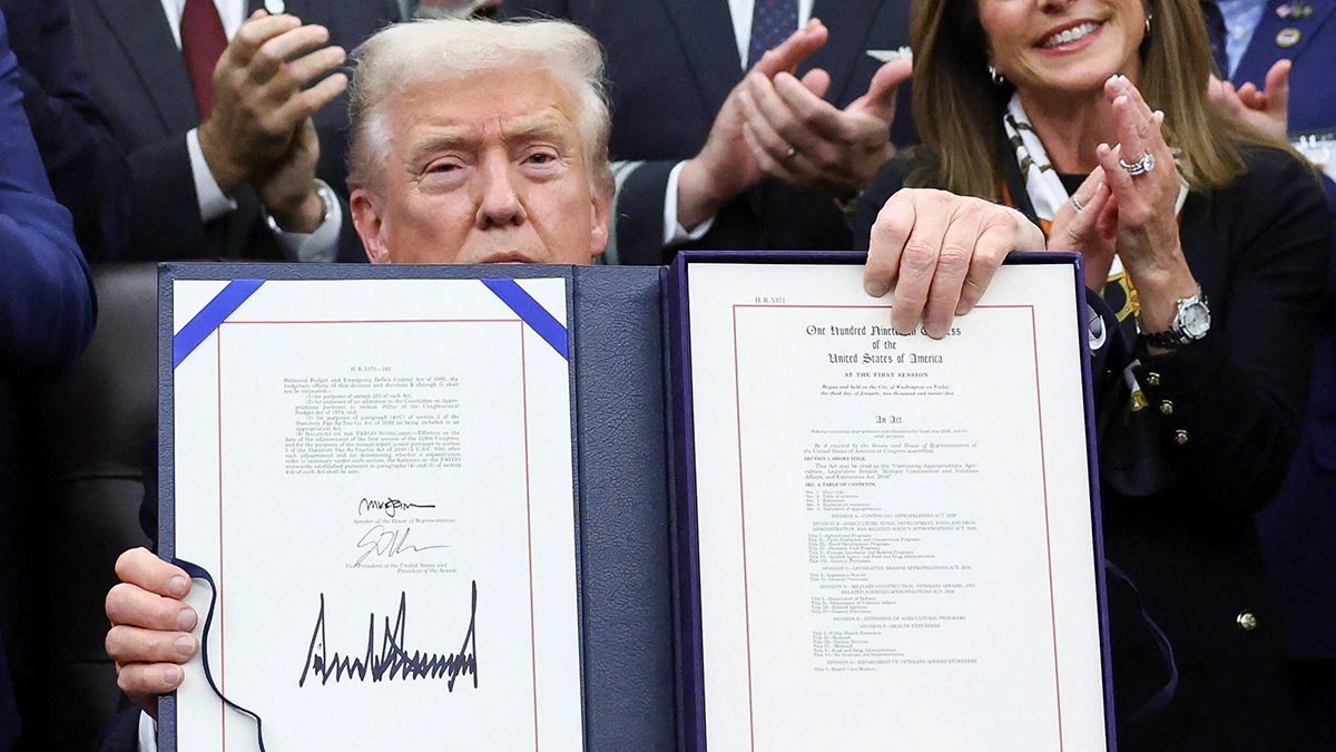 <p>Donald Trump tras firmar la ley de financiación para poner fin al cierre del Gobierno, en la Casa Blanca, en Washington D. C., Estados Unidos, el 12 de noviembre de 2025 - REUTERS/ KEVIN LAMARQUE</p>
