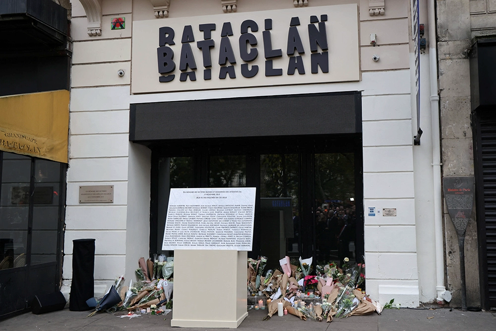 <p>Flores en homenaje a las víctimas frente a la sala Bataclan en París, Francia, el 13 de noviembre de 2025, durante las ceremonias celebradas del décimo aniversario de los atentados del 13 de noviembre de 2015 - REUTERS/ LUDOVIC MARIN</p>
