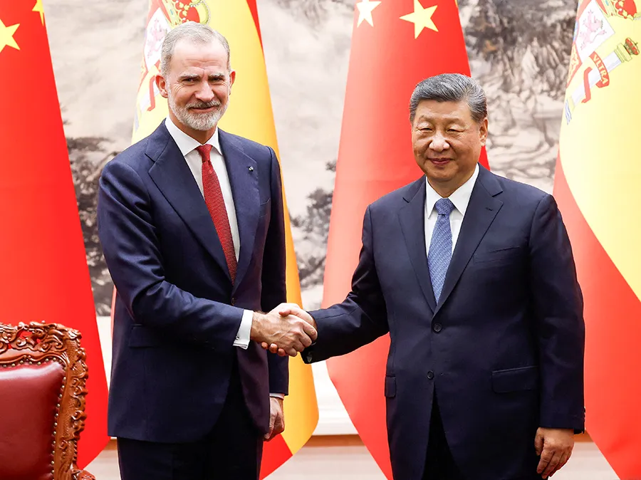 <p>El rey Felipe VI de España y el presidente chino Xi Jinping se dan la mano tras la ceremonia de firma en el Gran Salón del Pueblo de Pekín, China, el 12 de noviembre de 2025 - REUTERS/ MAXIM SHEMETOV</p>
