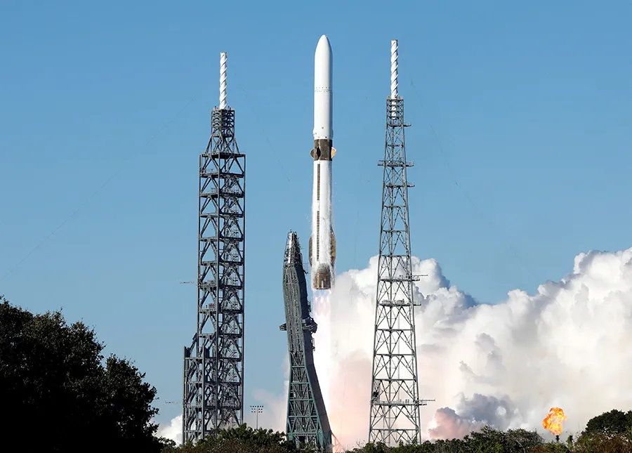 <p>Cohete New Glenn de Blue Origin despega en la misión EscaPADE de la NASA, que transporta dos satélites a la órbita de Marte, desde la Estación de la Fuerza Espacial de Cabo Cañaveral en Cabo Cañaveral, Florida, EE. UU., el 13 de noviembre de 2025 - REUTERS/ JOE SKIPPER</p>
